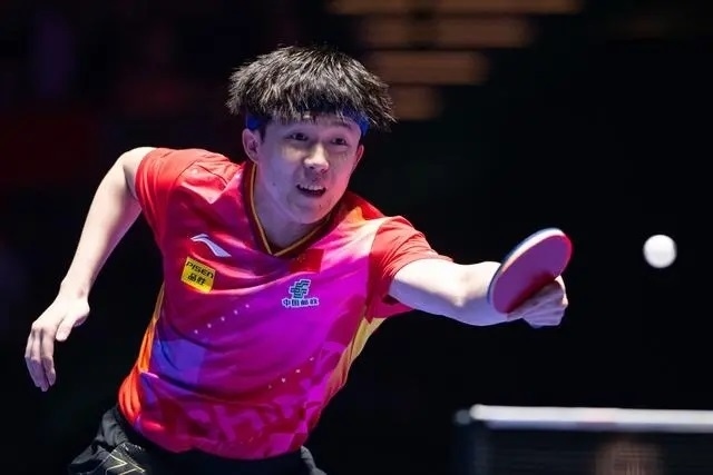 2024年4月15日，王楚欽在澳門世界杯比賽中回球。新華社記者 張金加攝