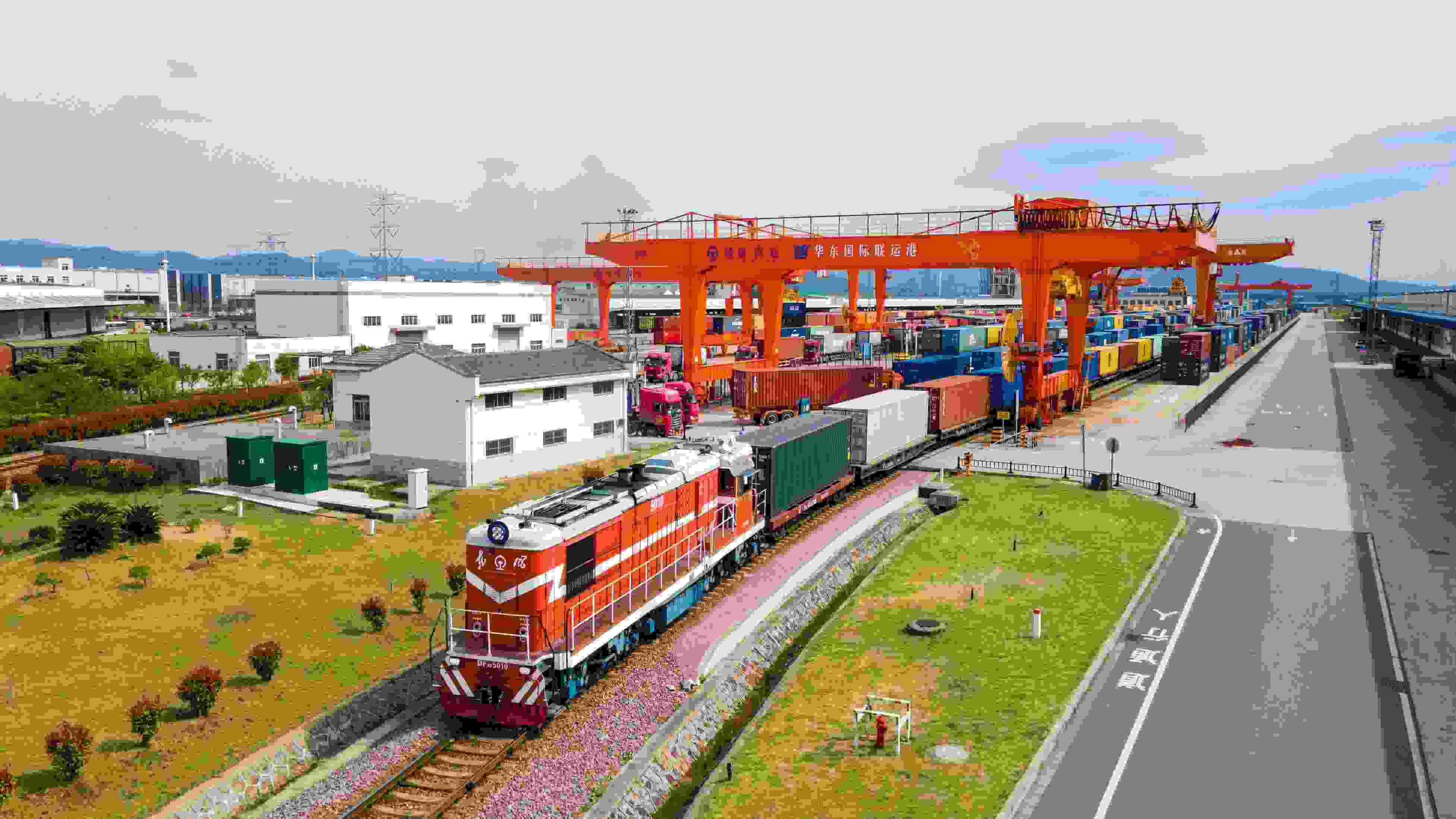 △2024年4月1日，浙江省金華華東國(guó)際聯(lián)運(yùn)港，一列中歐班列裝載110個(gè)標(biāo)箱日用百貨、電動(dòng)工具、機(jī)械裝備等貨物從鐵路金華南貨場(chǎng)啟程駛往匈牙利布達(dá)佩斯。