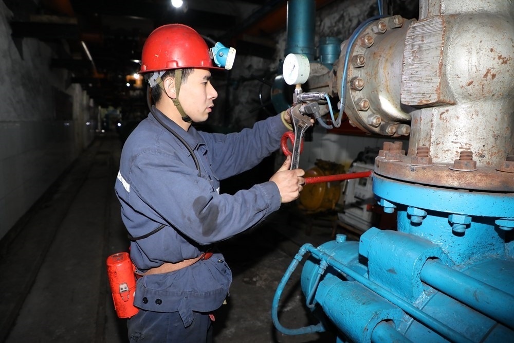 2024年4月30日，冀中能源峰峰集團(tuán)新屯礦機(jī)電區(qū)副區(qū)長(zhǎng)顧博在井下泵房檢修水泵。新華社發(fā)