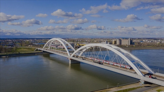 △2024年3月12日，一列火車運(yùn)行在匈塞鐵路塞爾維亞境內(nèi)貝諾段諾維薩德多瑙河大橋上。