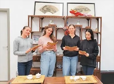 匈中雙語(yǔ)學(xué)校的學(xué)生胡靈月(左一)、宋智孝(右二)學(xué)習(xí)中國(guó)茶文化。