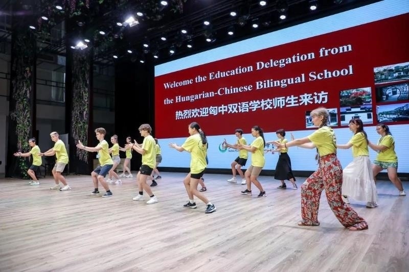 2023年7月，匈牙利匈中雙語(yǔ)學(xué)校師生代表團(tuán)來(lái)到江蘇參加“錦繡江蘇”青年交流項(xiàng)目。