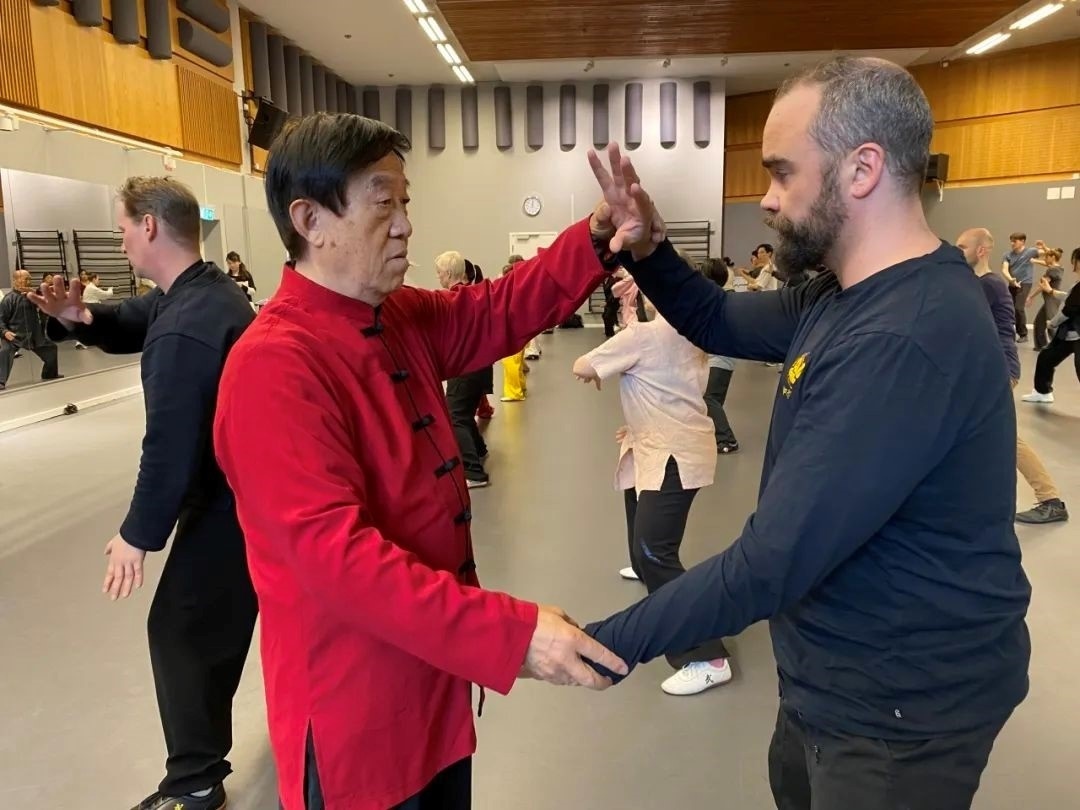 陳正雷老師親自示范指導(dǎo)。斯德哥爾摩中國文化中心供圖