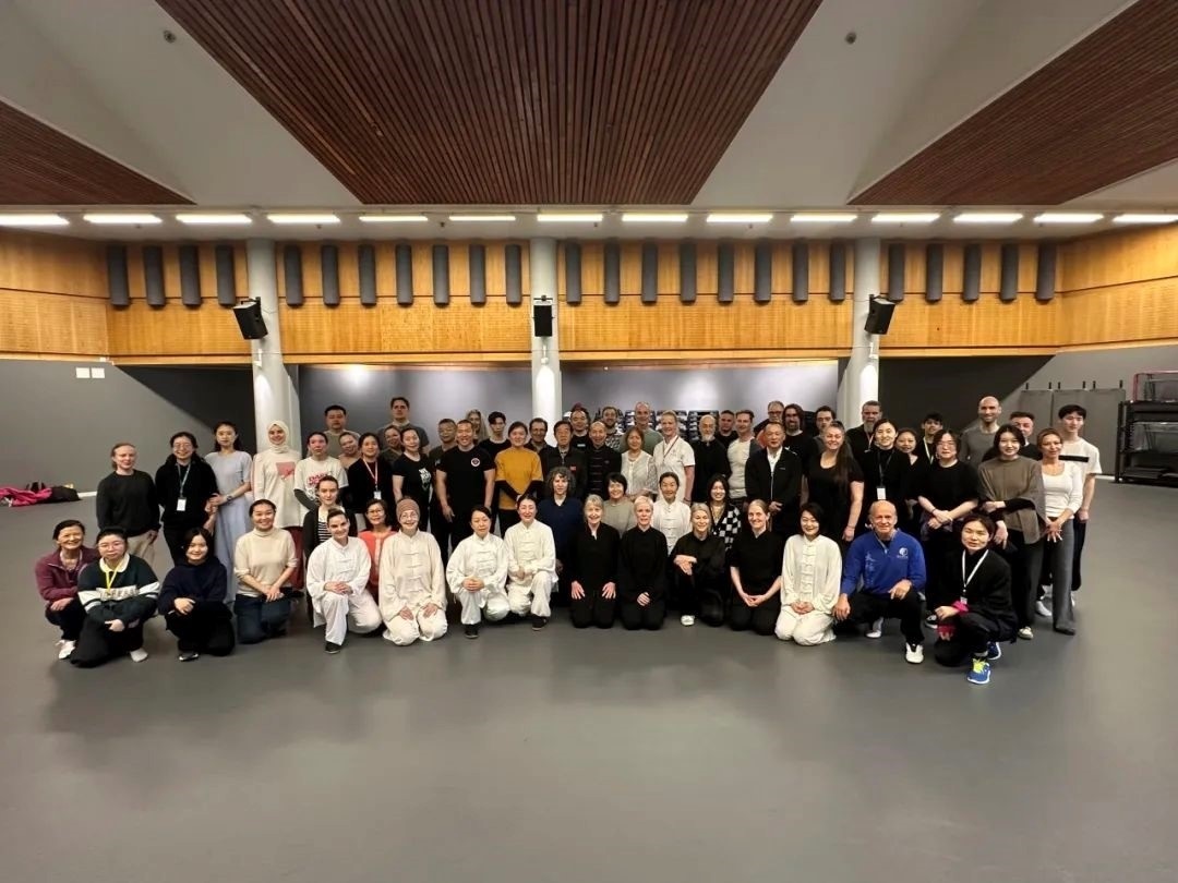 陳正雷老師與培訓(xùn)班全體學(xué)員合影留念。斯德哥爾摩中國文化中心供圖