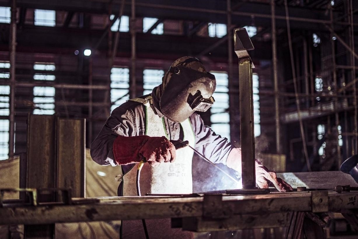 工人在沙特國(guó)王港項(xiàng)目現(xiàn)場(chǎng)進(jìn)行焊接操作。山東電建供圖