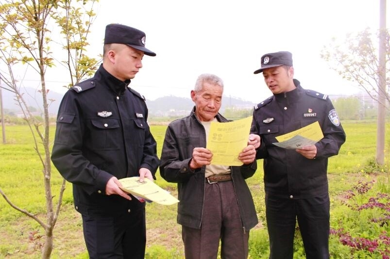 向村民宣傳反詐知識。