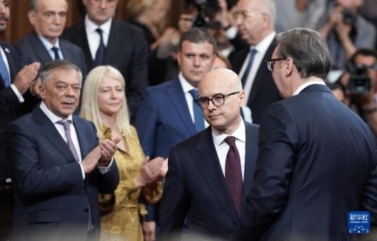  5月2日，在塞爾維亞貝爾格萊德，新一任政府總理武切維奇（中）出席就職儀式。新華社發(fā)（普雷德拉格·米洛薩夫列維奇攝）