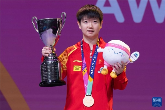 2024年4月21日，在2024年澳門國際乒聯(lián)女子世界杯決賽中，孫穎莎奪得冠軍。圖為孫穎莎在頒獎(jiǎng)臺(tái)上。新華社記者 張金加 攝