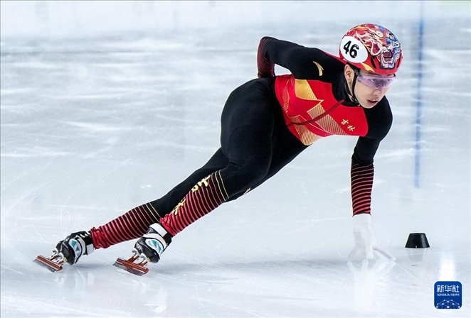 2024年2月18日，第十四屆全國冬季運(yùn)動(dòng)會(huì)短道速滑（公開組）男子1000米決賽，孫龍奪得冠軍，圖為吉林隊(duì)選手孫龍?jiān)诒荣愔?。新華社記者 李博 攝