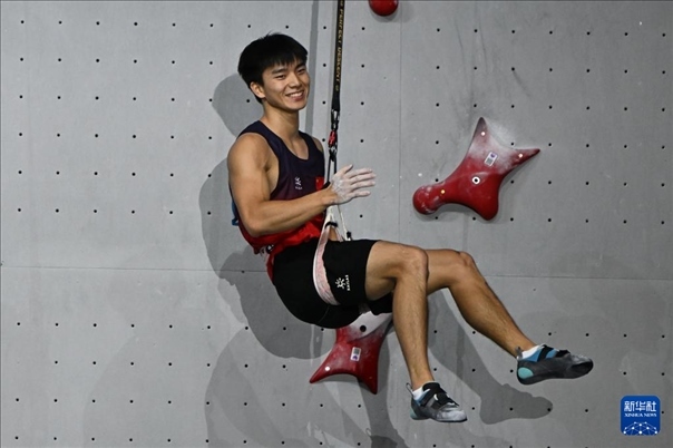 2024年4月13日，在江蘇吳江舉行的2024年國際攀聯(lián)攀巖世界杯（吳江站）男子速度決賽中，中國選手伍鵬獲得冠軍。圖為中國選手伍鵬在決賽后慶祝。新華社發(fā)（王須中攝）