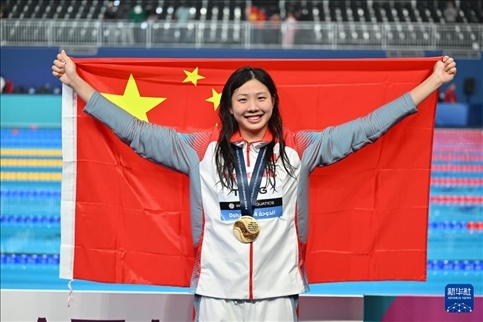 2024年2月13日，2024年世界游泳錦標(biāo)賽游泳項(xiàng)目女子100米蛙泳決賽在卡塔爾多哈舉行。圖為冠軍中國選手唐錢婷在頒獎(jiǎng)儀式后慶祝。新華社記者 薛宇舸 攝