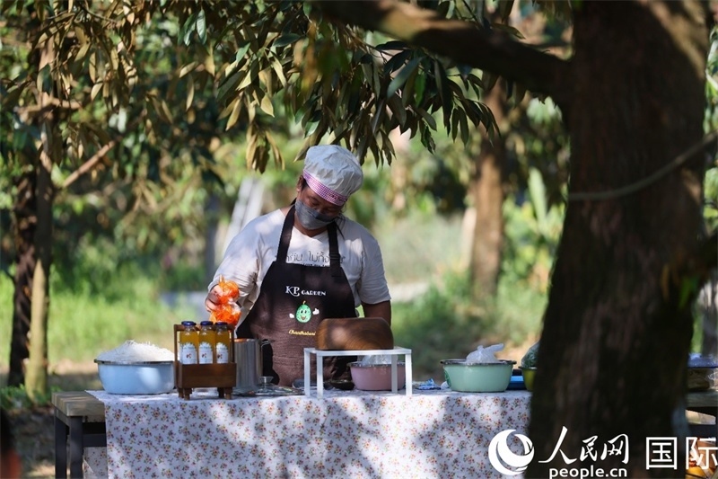 工作人員正在準(zhǔn)備特色果汁。人民網(wǎng)記者 白元琪攝