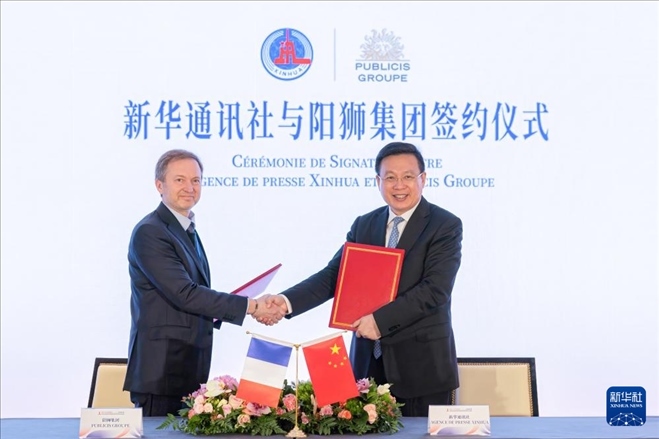 5月4日，新華通訊社社長傅華同陽獅集團全球首席財務(wù)官洛里斯·諾爾德在法國巴黎簽署合作諒解備忘錄。新華社記者 孟鼎博 攝