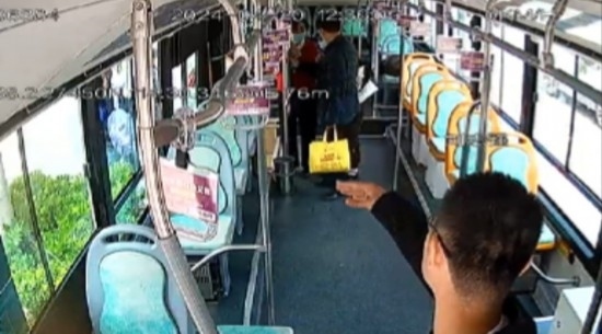 公交車上他一聲大吼！魏杰，好樣的！