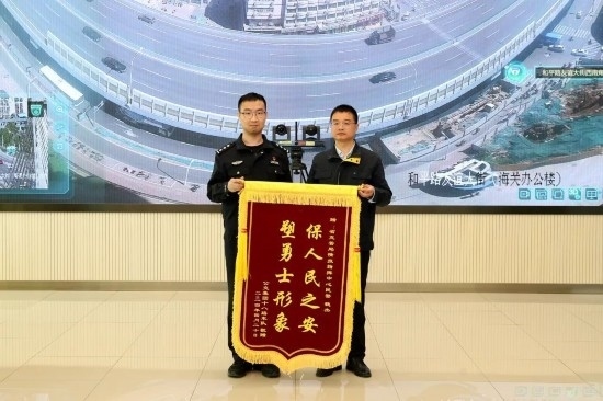 公交車上他一聲大吼！魏杰，好樣的！