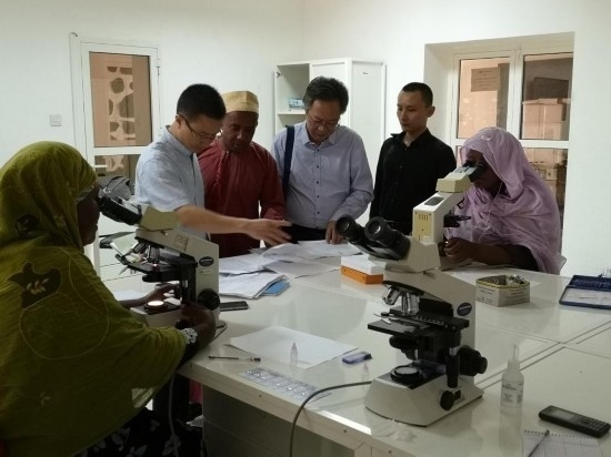 廣州中醫(yī)藥大學(xué)青蒿抗瘧援外醫(yī)療隊考察科摩羅國家瘧疾防治中心實驗室。