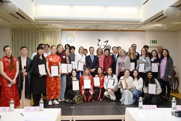 中國駐瑞典大使崔愛民、使館負責教育事務的黃立瓊參贊、預選賽評委老師和指導老師，以及所有獲獎選手合影留念。人民網記者 殷淼攝