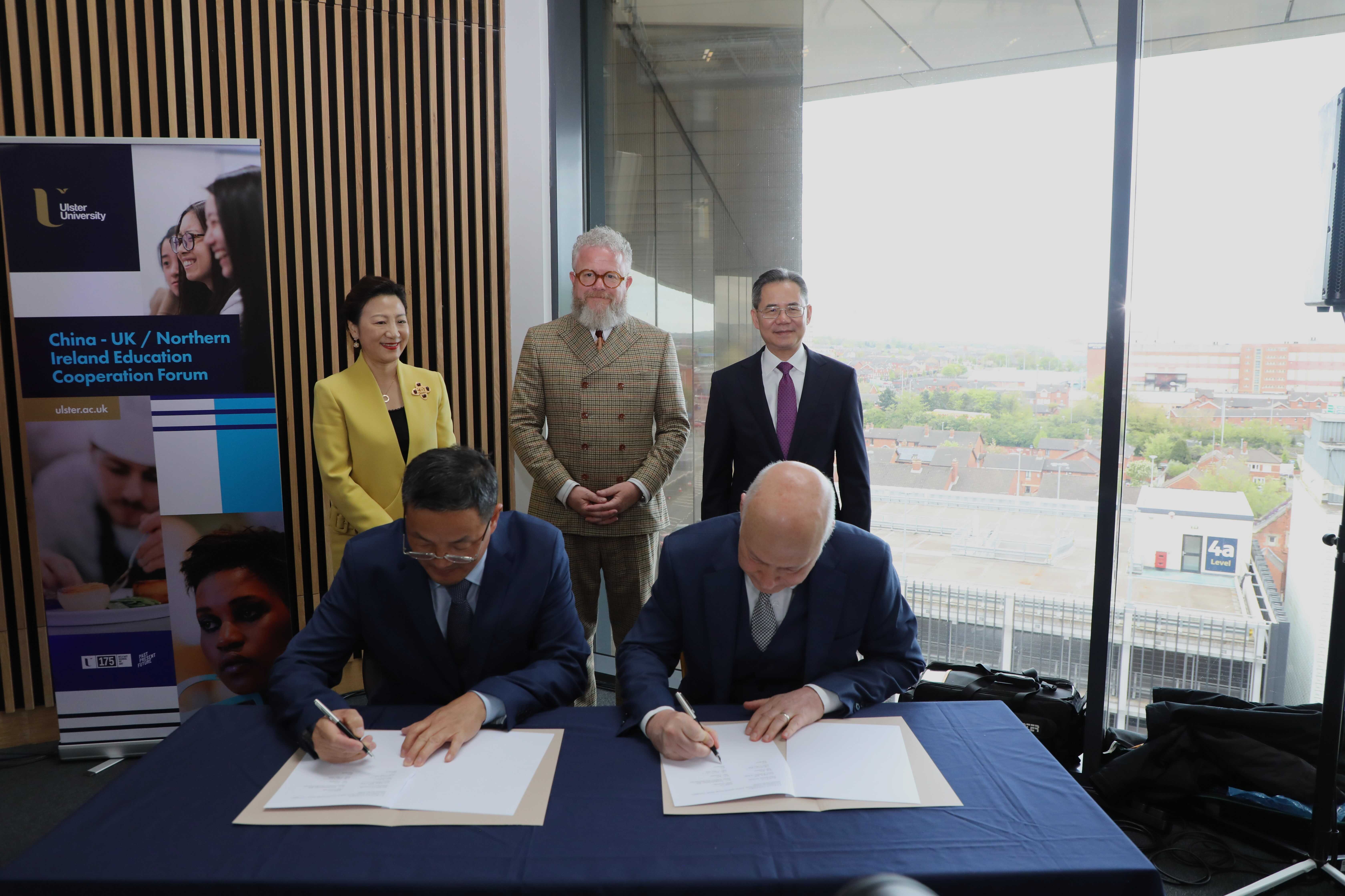 湖北師范大學(xué)同奧斯特大學(xué)簽署共建教育語(yǔ)言文化交流中心的協(xié)議現(xiàn)場(chǎng)。中國(guó)駐英國(guó)大使館供圖