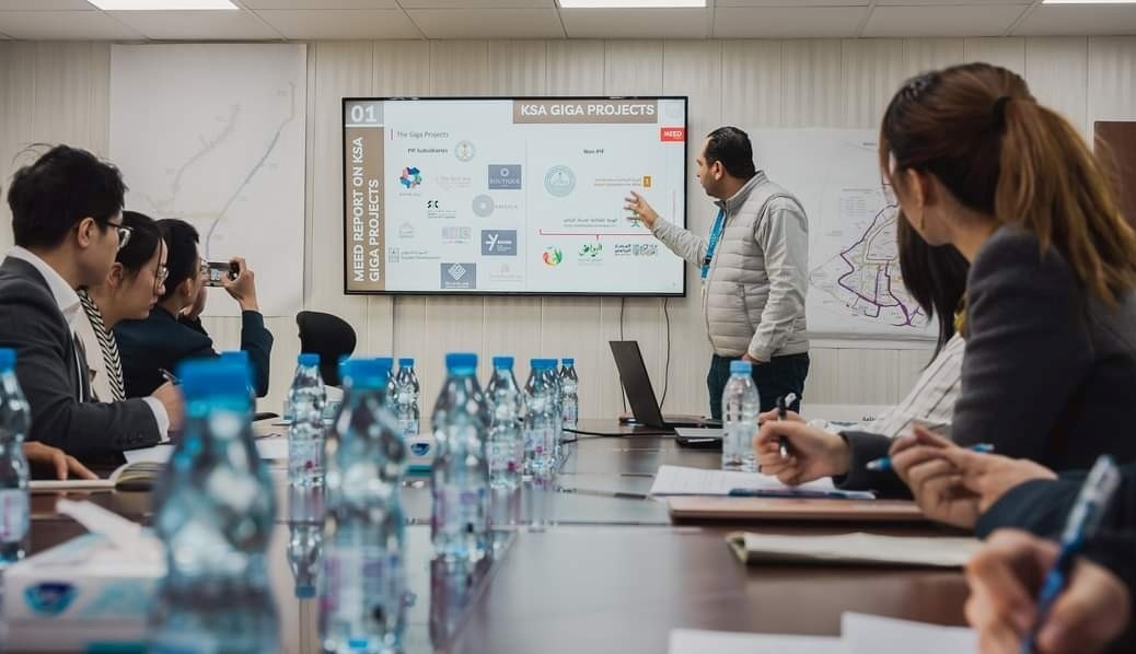 德亞（右三）在和員工開會(huì)。中建中東沙特分公司供圖