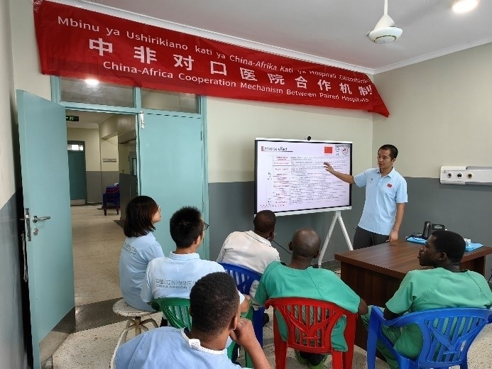 王林醫(yī)生開展術(shù)后疼痛管理的專題講座。中國（江蘇）第33期援桑給巴爾醫(yī)療隊供圖