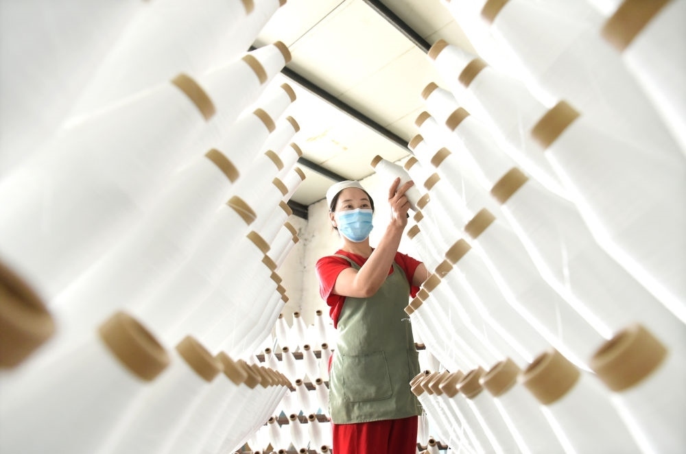 2024年5月1日，工人在山東省淄博市沂源縣悅莊工業(yè)園一玻纖企業(yè)整理加工的產(chǎn)品。新華社發(fā)（趙東山攝）