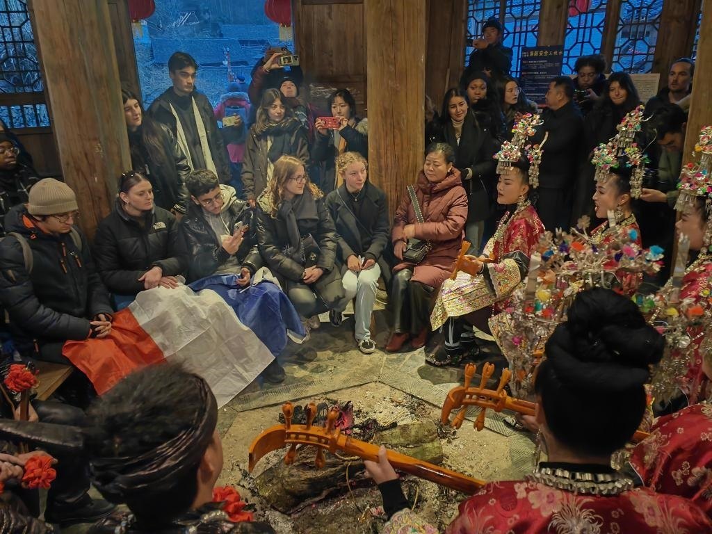 法國青年在榕江體驗(yàn)民俗文化。新華社記者 羅羽 攝