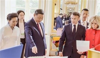 △當?shù)貢r間5月6日下午，在中法領導人會談前，習近平主席向馬克龍總統(tǒng)贈送中國翻譯的法國小說。