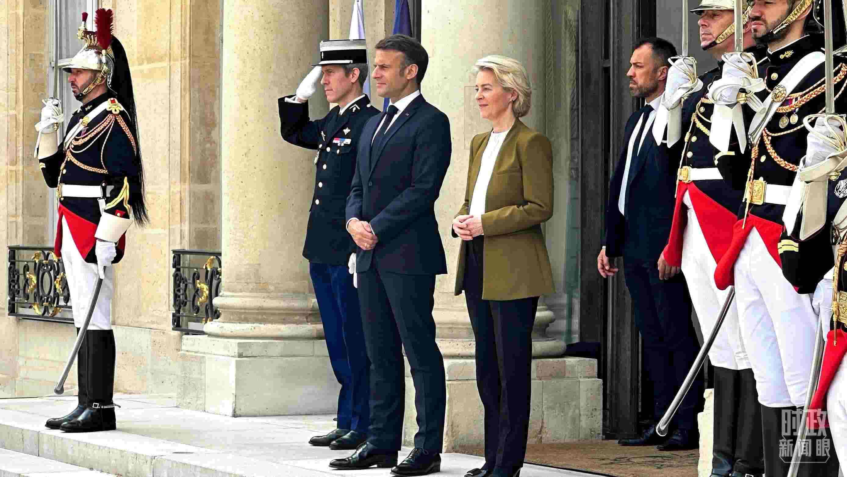 △中法歐領(lǐng)導(dǎo)人三方會晤后，馬克龍總統(tǒng)和馮德萊恩主席將習(xí)主席送至上車處。（總臺央視記者關(guān)舟拍攝）