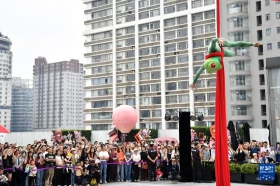 5月7日，演員在長(zhǎng)沙國(guó)金中心表演木偶劇。新華社記者 陳振海 攝