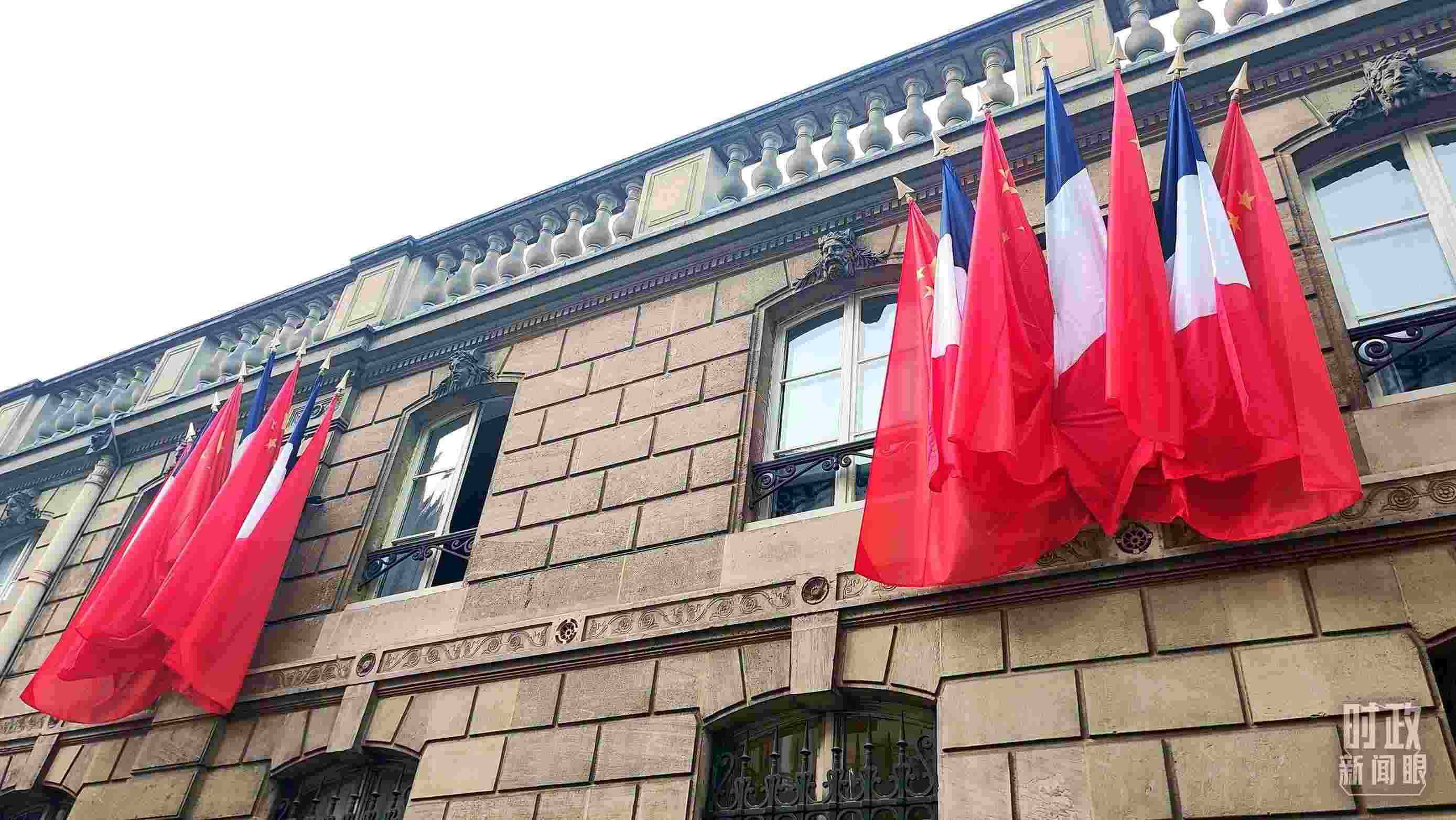 △中法歐領(lǐng)導(dǎo)人三方會晤地點——愛麗舍宮懸掛中法兩國國旗。（總臺央視記者劉琦拍攝）