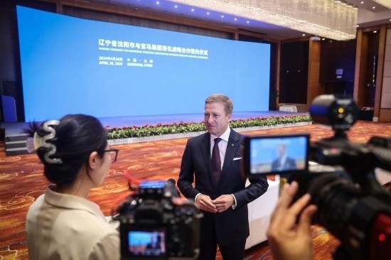 4月26日，寶馬集團(tuán)董事長齊普策接受采訪。新華社記者 潘昱龍 攝