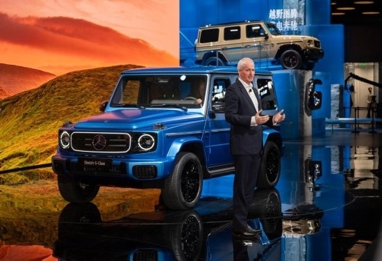 4月25日，在北京中國國際展覽中心順義館舉行的2024北京車展上，梅賽德斯—奔馳集團(tuán)股份公司董事會(huì)成員唐仕凱介紹梅賽德斯—奔馳純電G級(jí)越野車。新華社記者 才揚(yáng) 攝