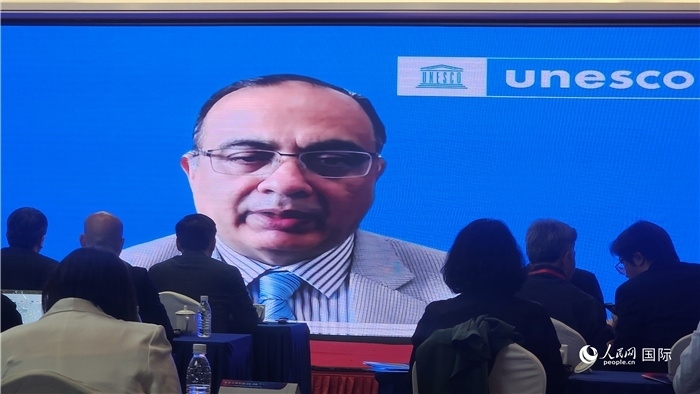 聯(lián)合國教科文組織駐華代表處代表夏澤翰通過視頻致辭。人民網(wǎng)記者 萬宇攝
