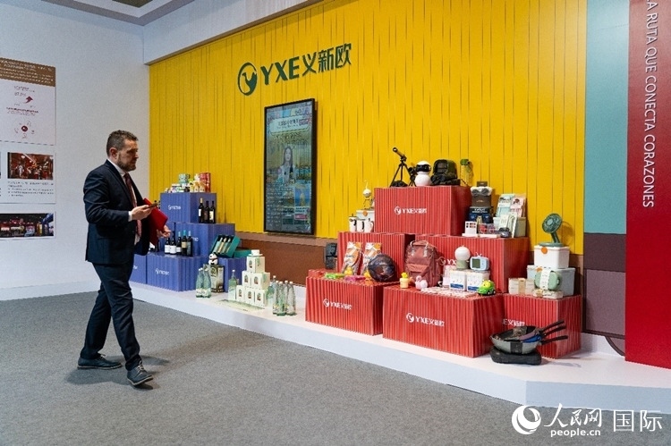 “義新歐”中歐班列（義烏—馬德里）開(kāi)行十周年成果展上展出班列運(yùn)送的各類商品。大衛(wèi)·阿瑪爾攝