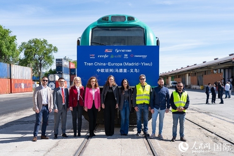 義新歐集團(tuán)合作伙伴德鐵貨運(yùn)歐亞有限公司員工與紀(jì)念號(hào)班列合影留念。大衛(wèi)·阿瑪爾攝