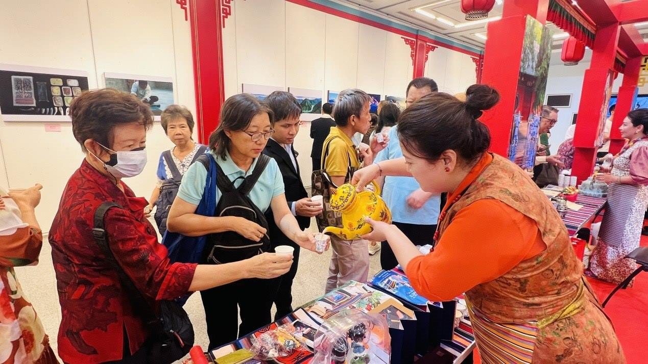 觀眾爭相體驗酥油茶。曼谷中國文化中心供圖