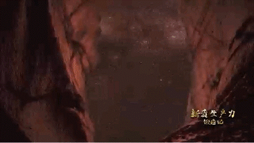 要甄別并發(fā)現(xiàn)暗物質(zhì)粒子，如同在一場(chǎng)人聲鼎沸的足球比賽現(xiàn)場(chǎng)聽(tīng)見(jiàn)一根鋼針跌落的聲音。