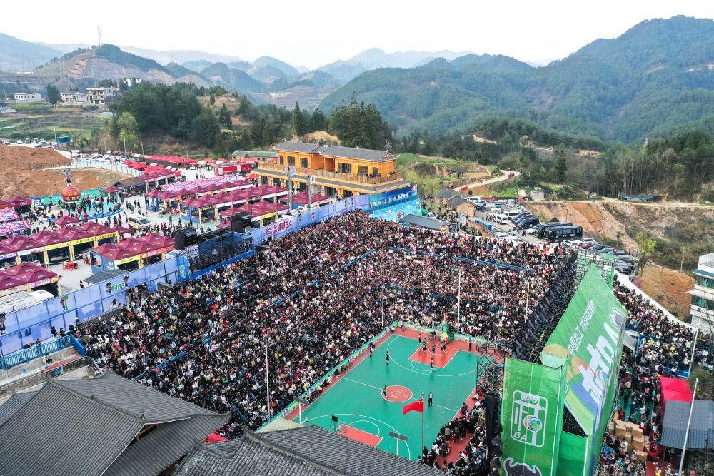 貴州省臺江縣舉辦的2024年“村BA”球王爭霸賽現(xiàn)場（2024年3月22日攝，無人機照片）。新華社記者 楊文斌 攝