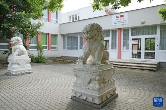 這是5月3日在匈牙利布達佩斯拍攝的匈中雙語學校校門。新華社記者 趙丁喆 攝