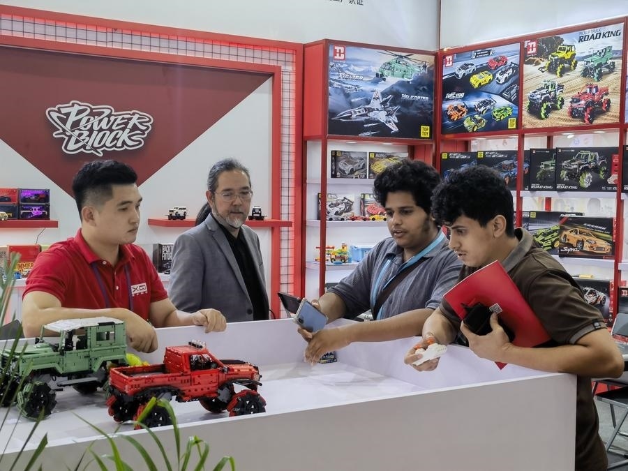 在第135屆廣交會(huì)第三期現(xiàn)場(chǎng)，采購(gòu)商在廣東信宇科技股份有限公司展位選購(gòu)、體驗(yàn)積木遙控車產(chǎn)品（5月2日攝）。新華社記者 洪澤華 攝