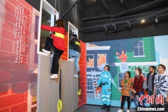 5月9日，留學(xué)生體驗(yàn)?zāi)M高樓緩降逃生。張鷹 攝