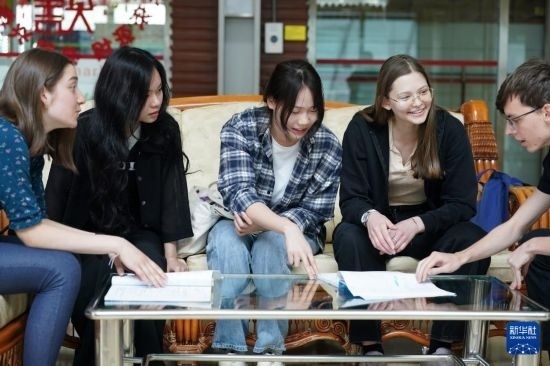 4月28日，宋智孝（右二）和胡靈月（左一）在北京首都師范大學校園內(nèi)與同學交流。新華社記者 彭子洋 攝