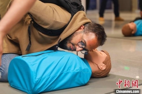 5月9日，留學(xué)生利用假人道具練習(xí)心肺復(fù)蘇技巧。張鷹 攝