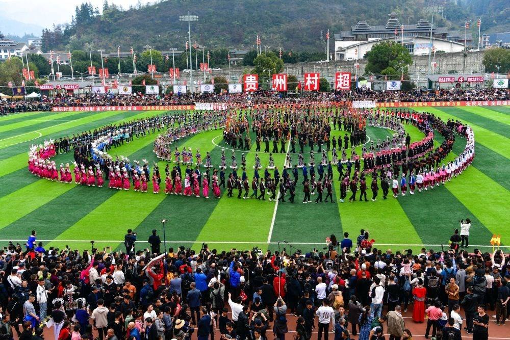 演員在貴州省榕江縣舉辦的2024年第二屆貴州“村超”總決賽開幕式上表演節(jié)目（2024年3月16日攝）。新華社記者 楊文斌 攝