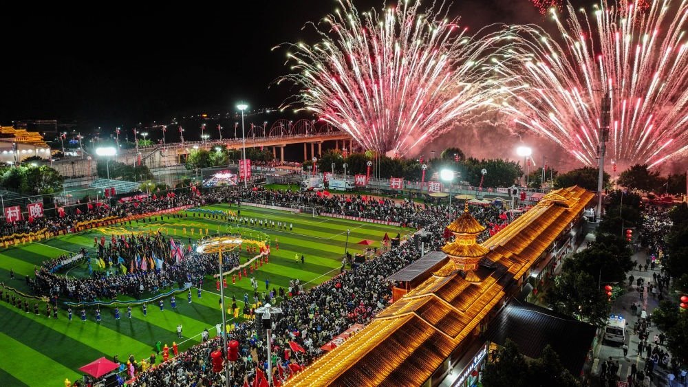 在貴州省榕江縣舉行的2024全國“村晚”示范展示活動暨貴州“村超村晚”活動中，音樂煙花秀精彩上演（2024年2月3日攝，無人機照片）。新華社記者 劉續(xù) 攝