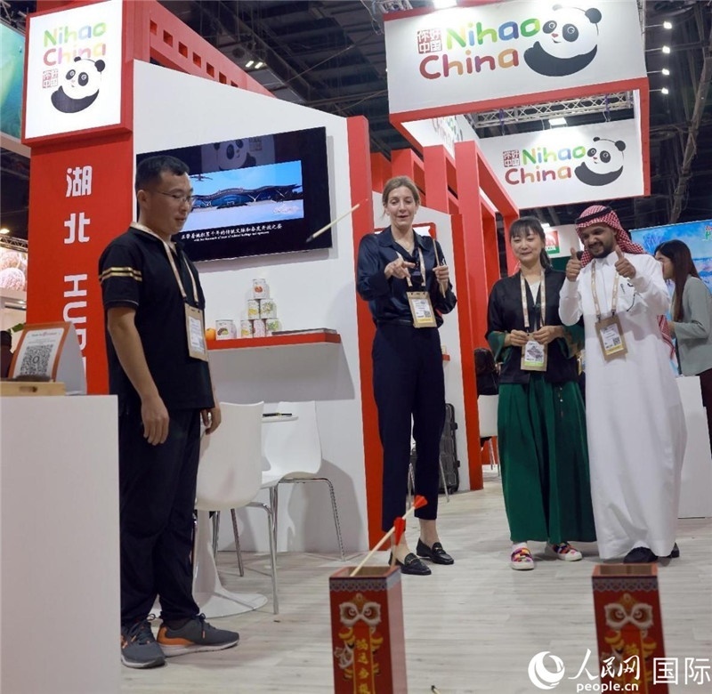 觀(guān)眾在參與投壺游戲。人民網(wǎng)記者管克江攝