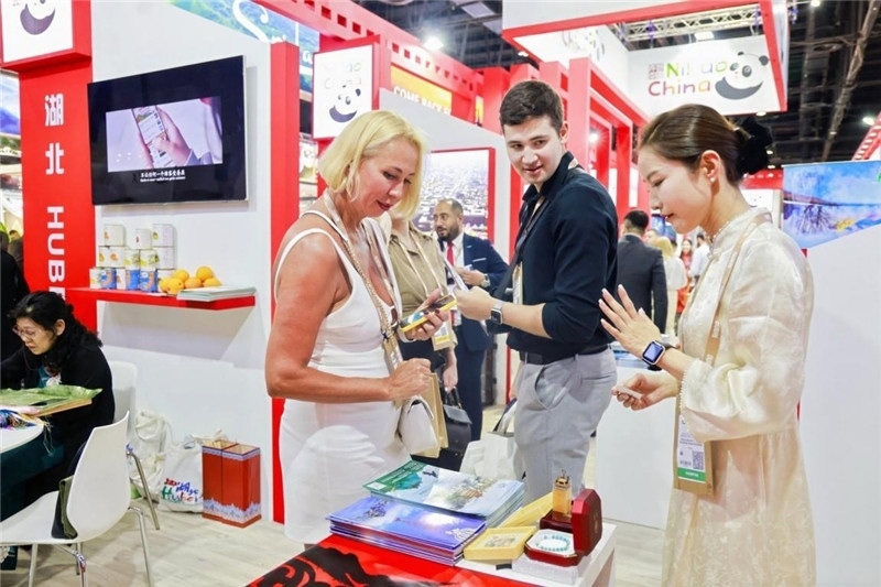 觀(guān)眾在參觀(guān)中國(guó)展臺(tái)。錢(qián)文康攝