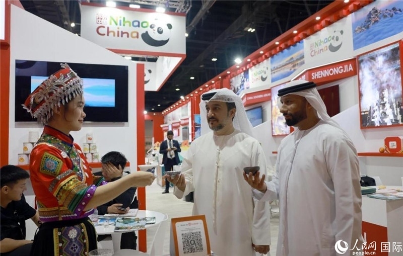 兩名阿聯(lián)酋觀(guān)眾在品嘗湖北名茶。人民網(wǎng)記者管克江攝