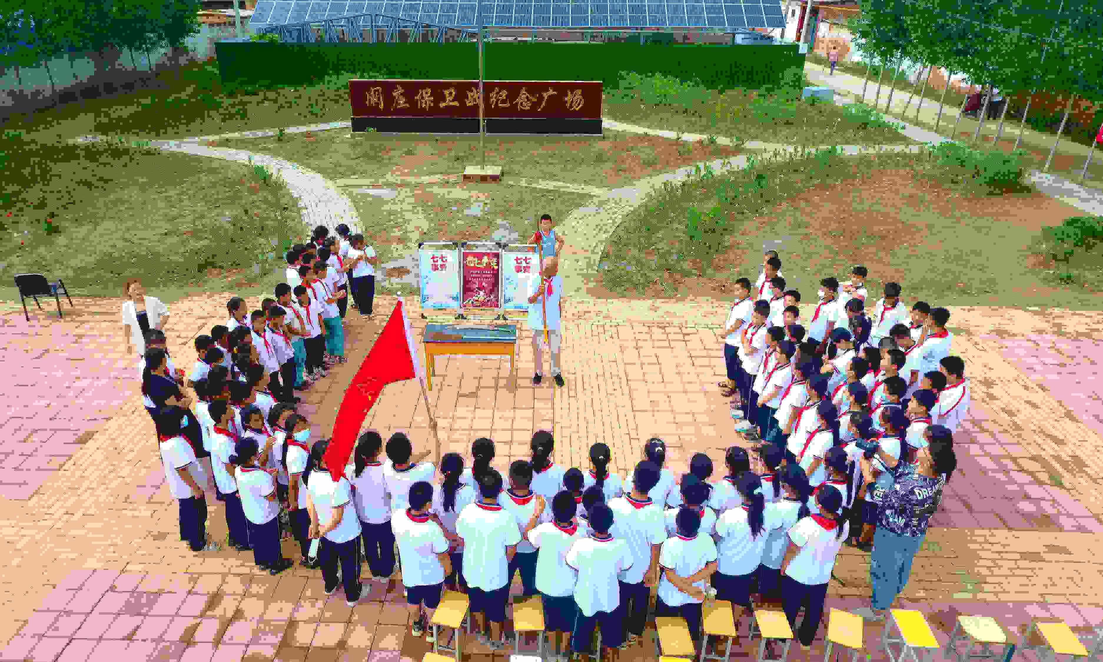 2022年7月6日，山東省聊城市，在茌平區(qū)菜屯鎮(zhèn)闞莊村的闞莊保衛(wèi)戰(zhàn)紀(jì)念廣場，闞莊保衛(wèi)戰(zhàn)親歷者王光木老人為小學(xué)生們講述抗戰(zhàn)故事，展示大刀、長矛。