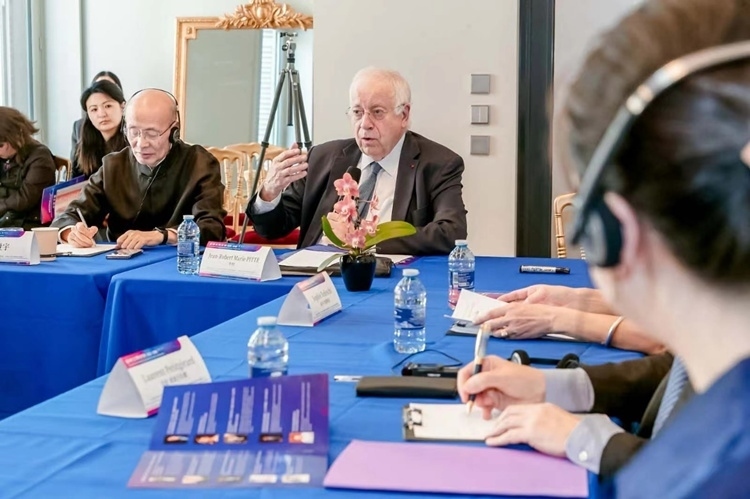 法蘭西科學(xué)院副院長、巴黎地理學(xué)會主席讓-羅伯特·馬里·皮特先生發(fā)言（圖片：中國傳媒大學(xué)